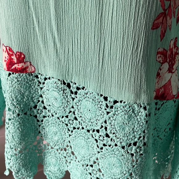 Curations Women's Floral and Embroidered Tunic Top Size Medium - Picture 3 of 7